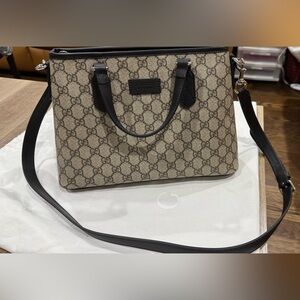 BRAND NEW GUCCI CROSSBODY PURSE.